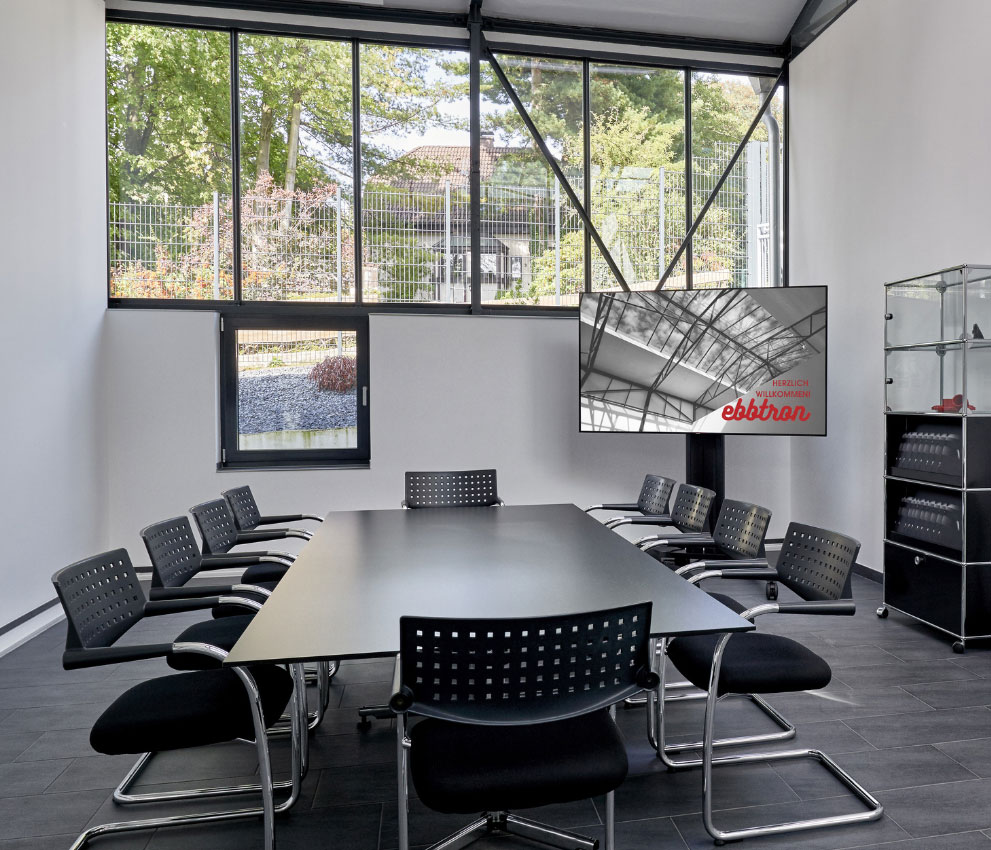 Coworking-Arbeitsplatz im Ebbtron Solingen – moderner Schreibtisch mit Tageslicht und professioneller Atmosphäre für konzentriertes Arbeiten.