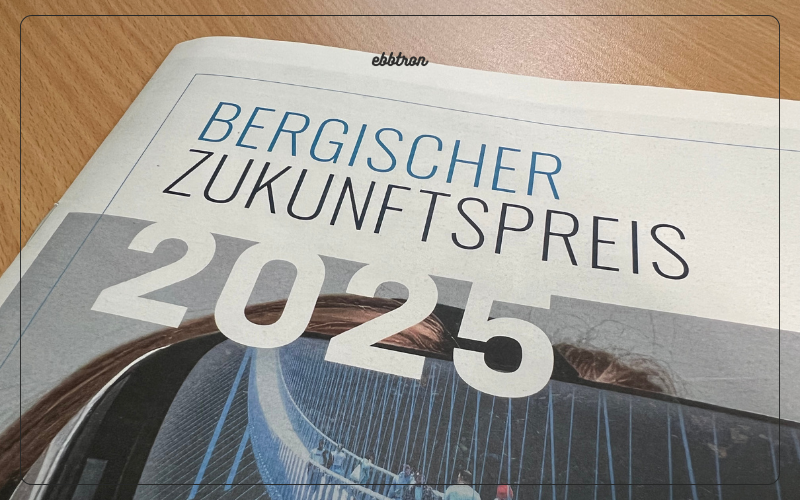 Titelseite der Sonderveröffentlichung zum Bergischen Zukunftspreis 2025 mit großem Schriftzug und modernem Design, fotografiert auf einem Holztisch.