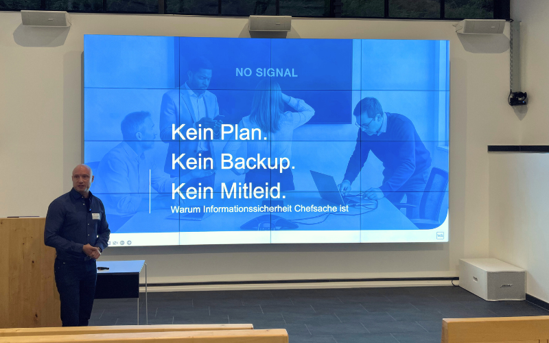 Informationssicherheit Vortrag im Ebbtron Auditorium Hagen: Präsentationsfolie ‚Kein Plan. Kein Backup. Kein Mitleid.‘ – Eventlocation für Business Seminare, IT-Workshops und Firmenveranstaltungen