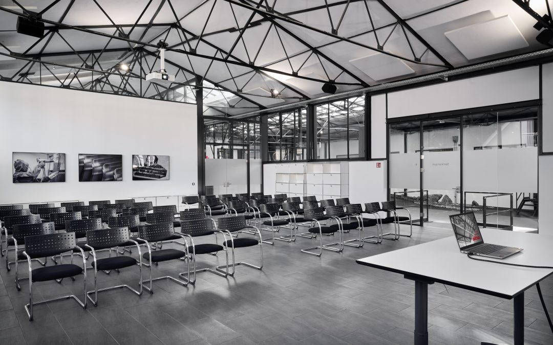 Moderner Seminarraum im Ebbtron Solingen mit flexibler Bestuhlung und technischer Ausstattung für Tagungen, Workshops und Konferenzen im Bergischen Land.