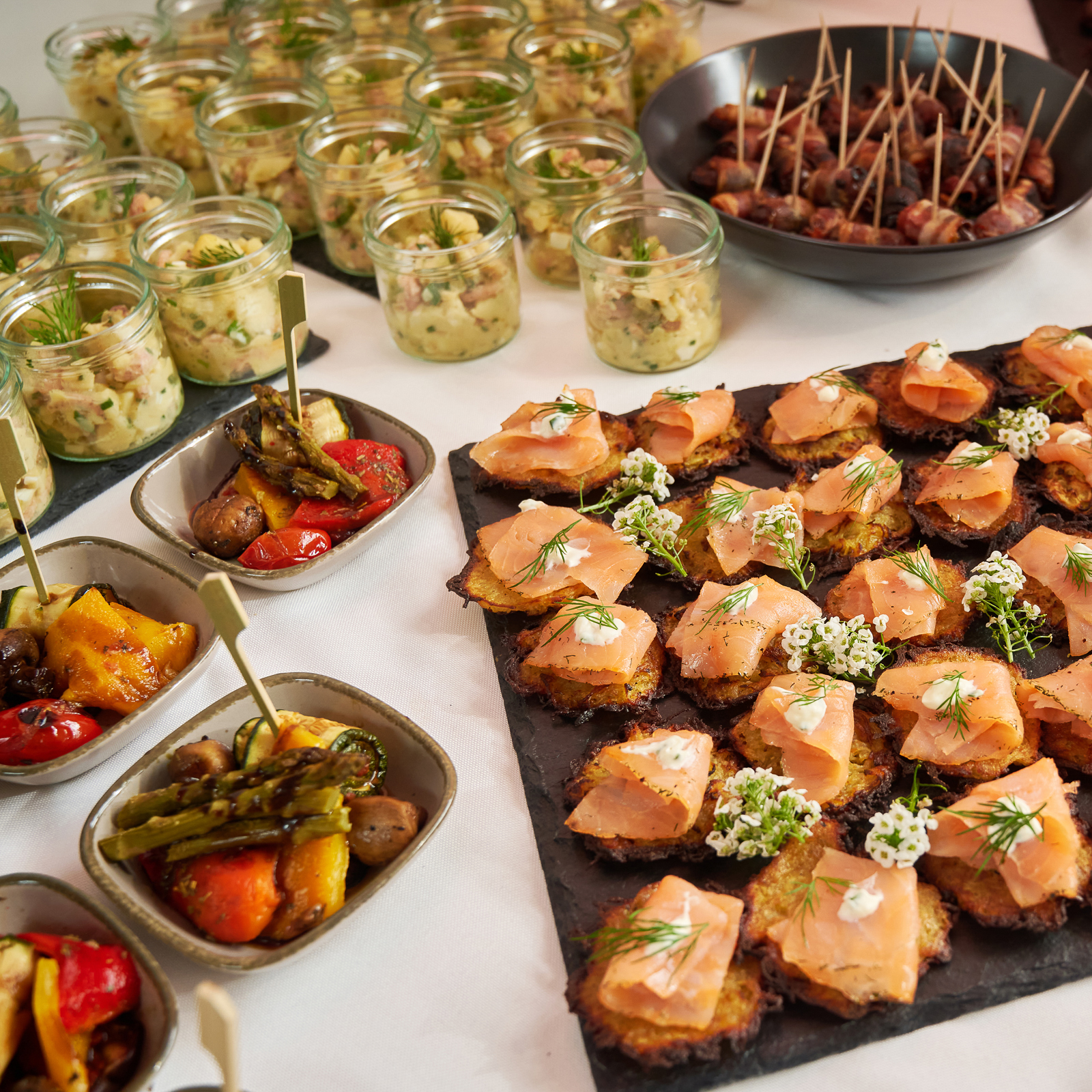 Hochwertiges Fingerfood-Catering im Ebbtron Solingen mit frischem Lachs, Gemüse und kreativen Häppchen – perfekt für Firmenevents, Tagungen und Business-Meetings.