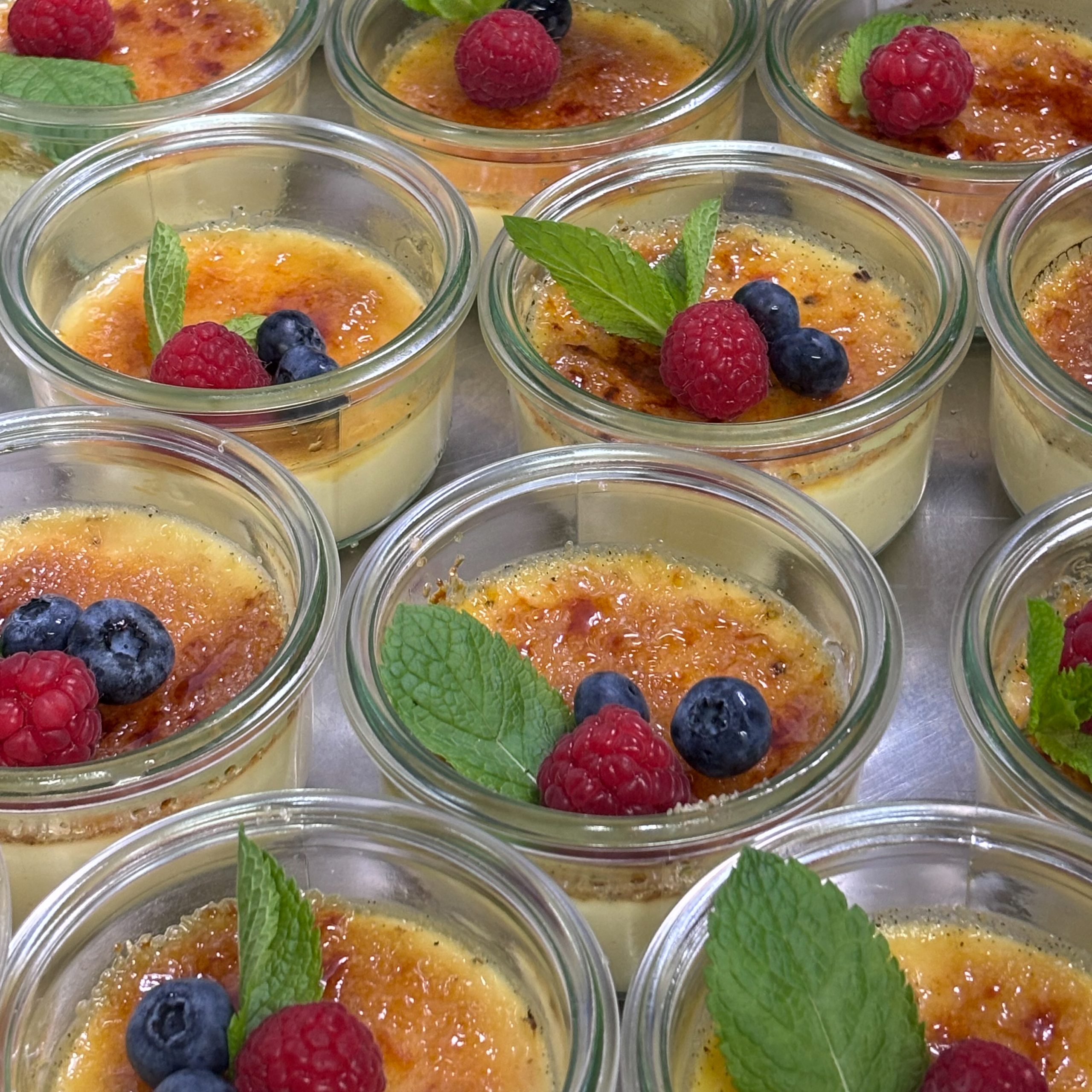 Crème Brûlée mit frischen Beeren als Dessert beim Eventcatering in Solingen
