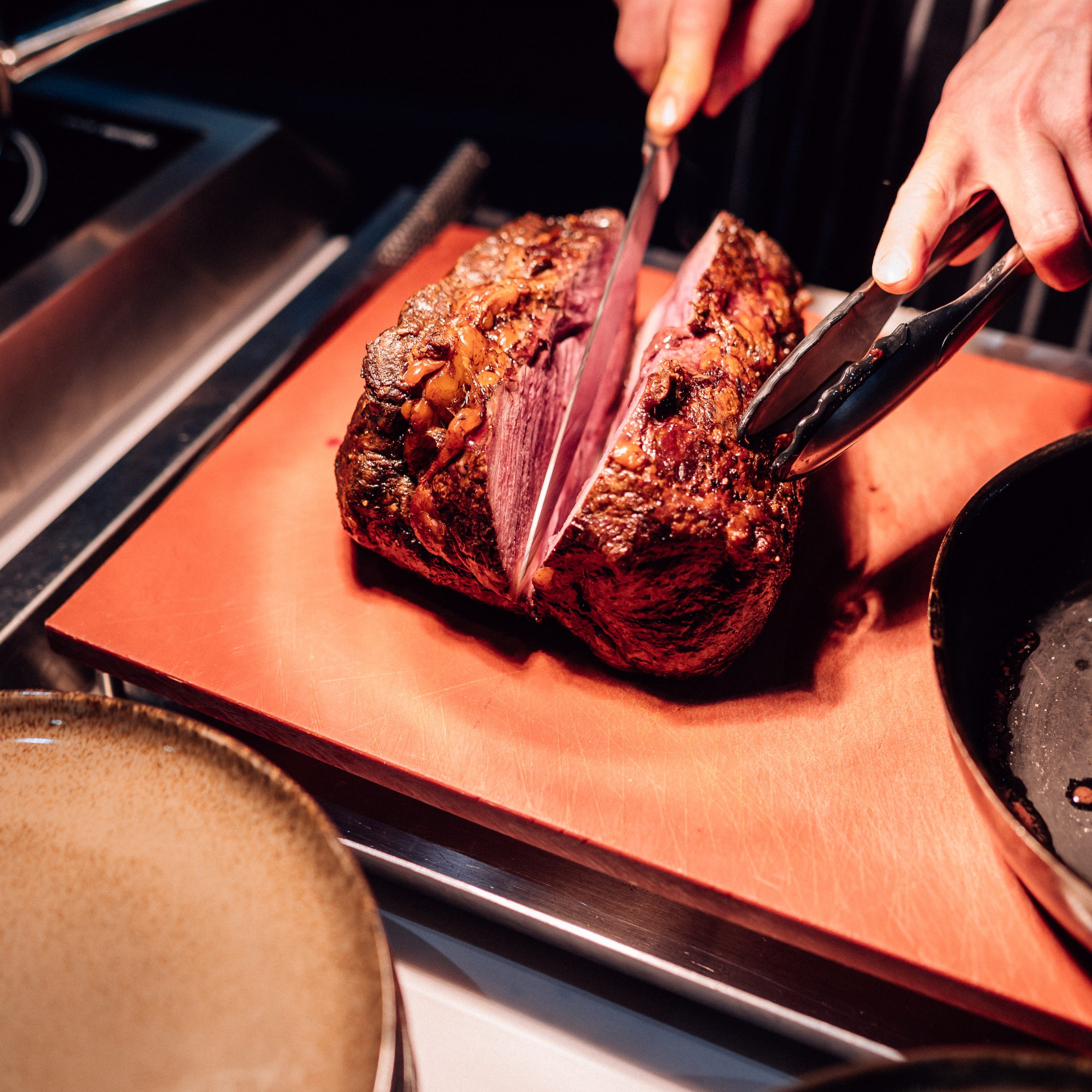 Frisch aufgeschnittenes Roastbeef beim Live Cooking im Ebbtron Solingen – hochwertiges Catering für Events, Firmenfeiern und kulinarische Erlebnisse.