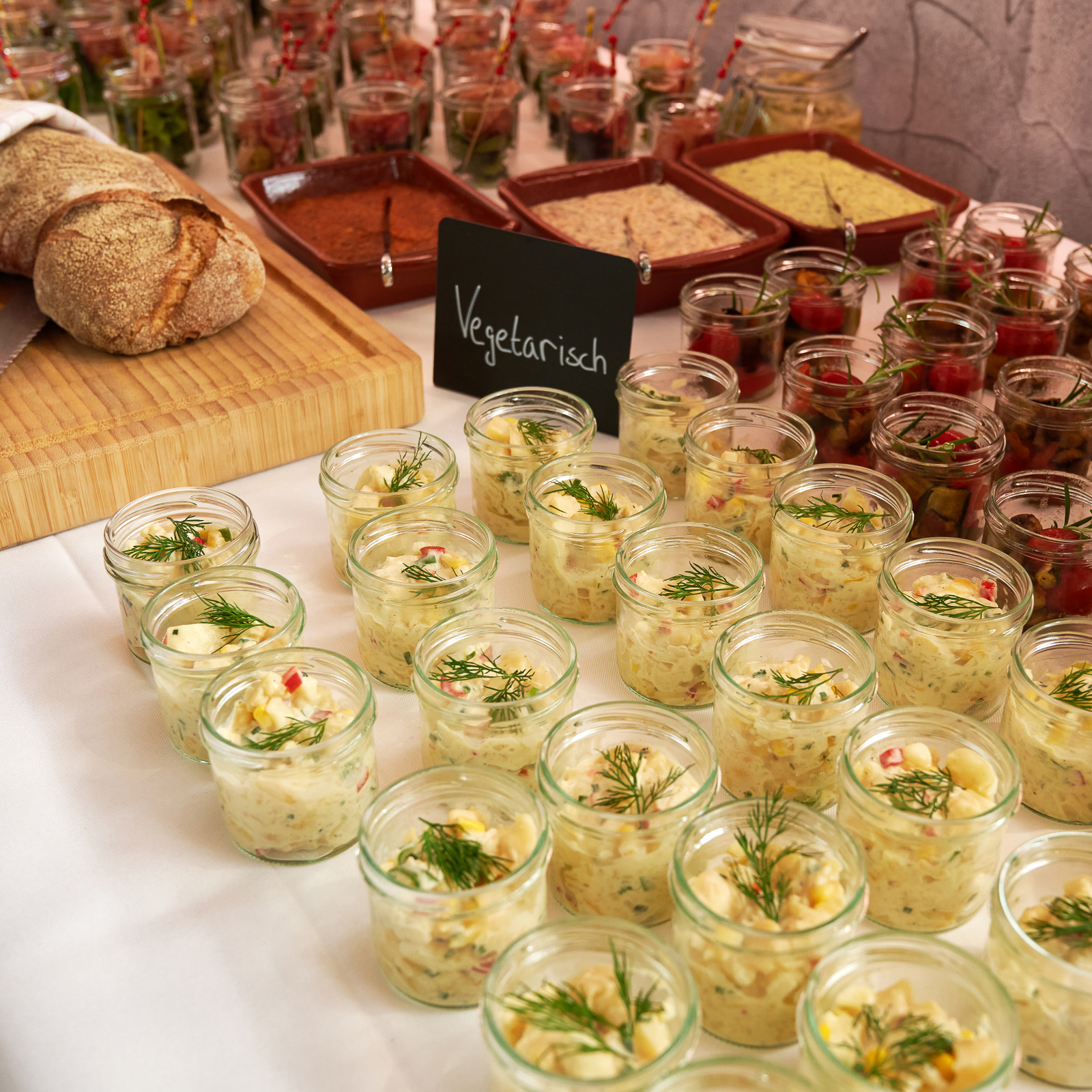Vegetarisches Fingerfood-Catering im Ebbtron Solingen mit frischen Salaten, Dips und Gemüsevariationen – ideal für nachhaltige Firmenevents und Tagungen.