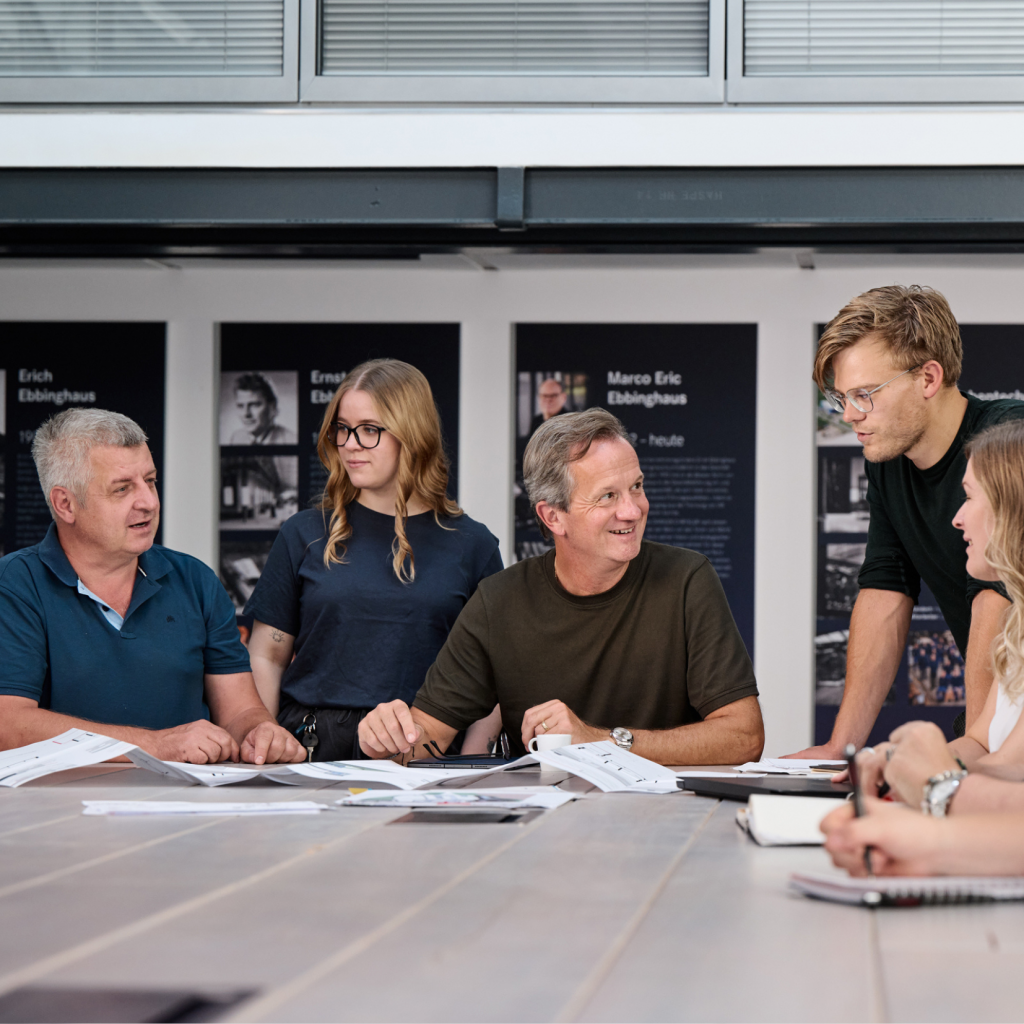 Alt-Text: Teammeeting im Ebbtron Solingen – kreative Zusammenarbeit und Austausch in inspirierender Umgebung der modernen Eventlocation für Business Events und Seminare.