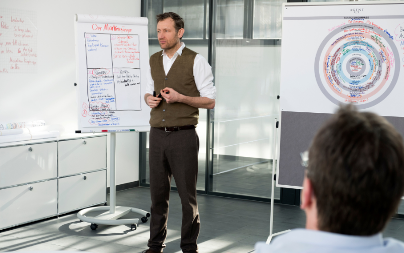 Workshop im Ebbtron Solingen – Referent präsentiert Konzepte und Strategien in lichtdurchflutetem Meetingraum der modernen Eventlocation für Schulungen und Seminare.
