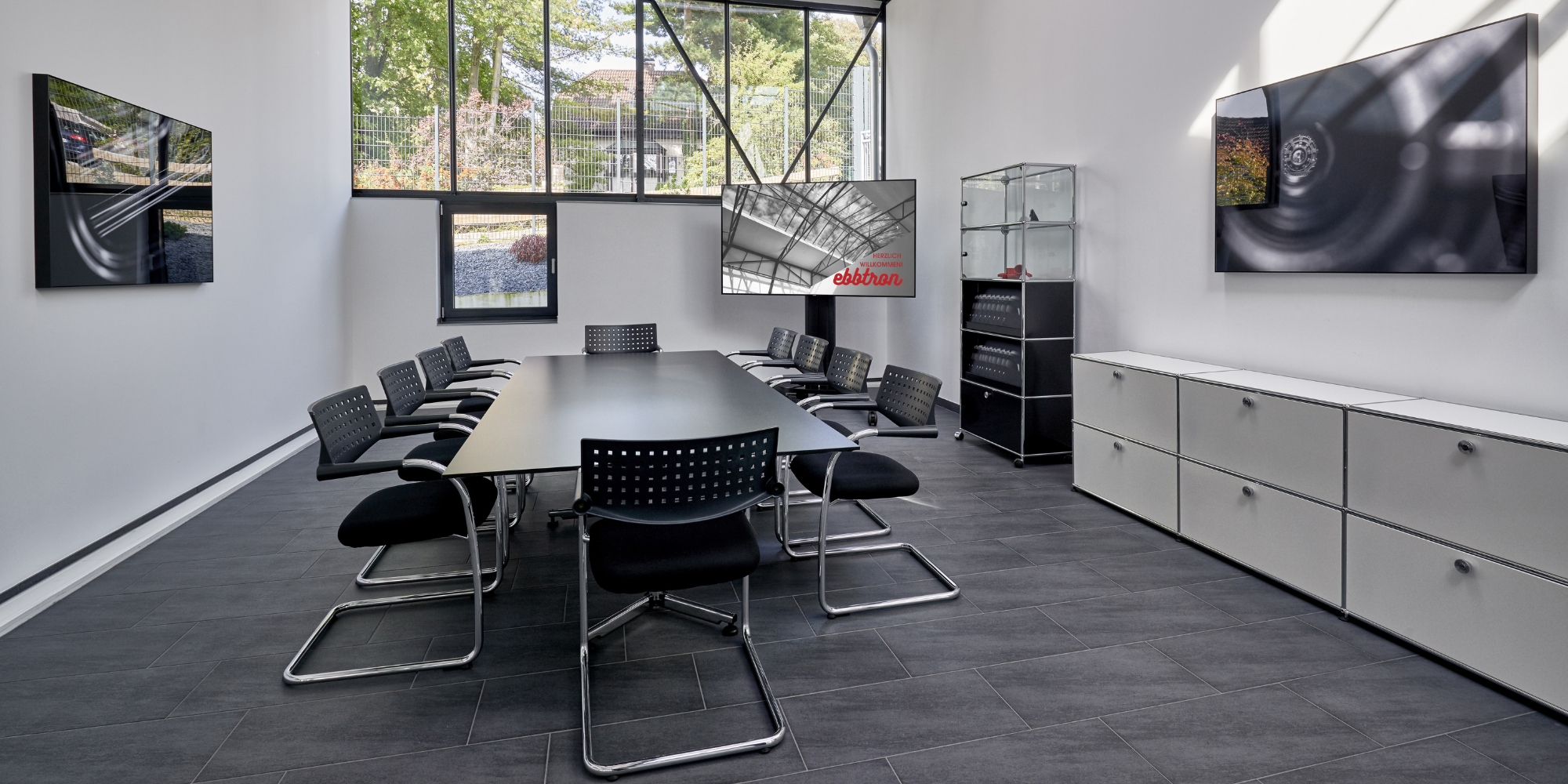 Moderner Meetingraum im Ebbtron Solingen mit großem Konferenztisch, Tageslicht und professioneller Ausstattung – ideal für Besprechungen, Workshops und Business-Meetings.