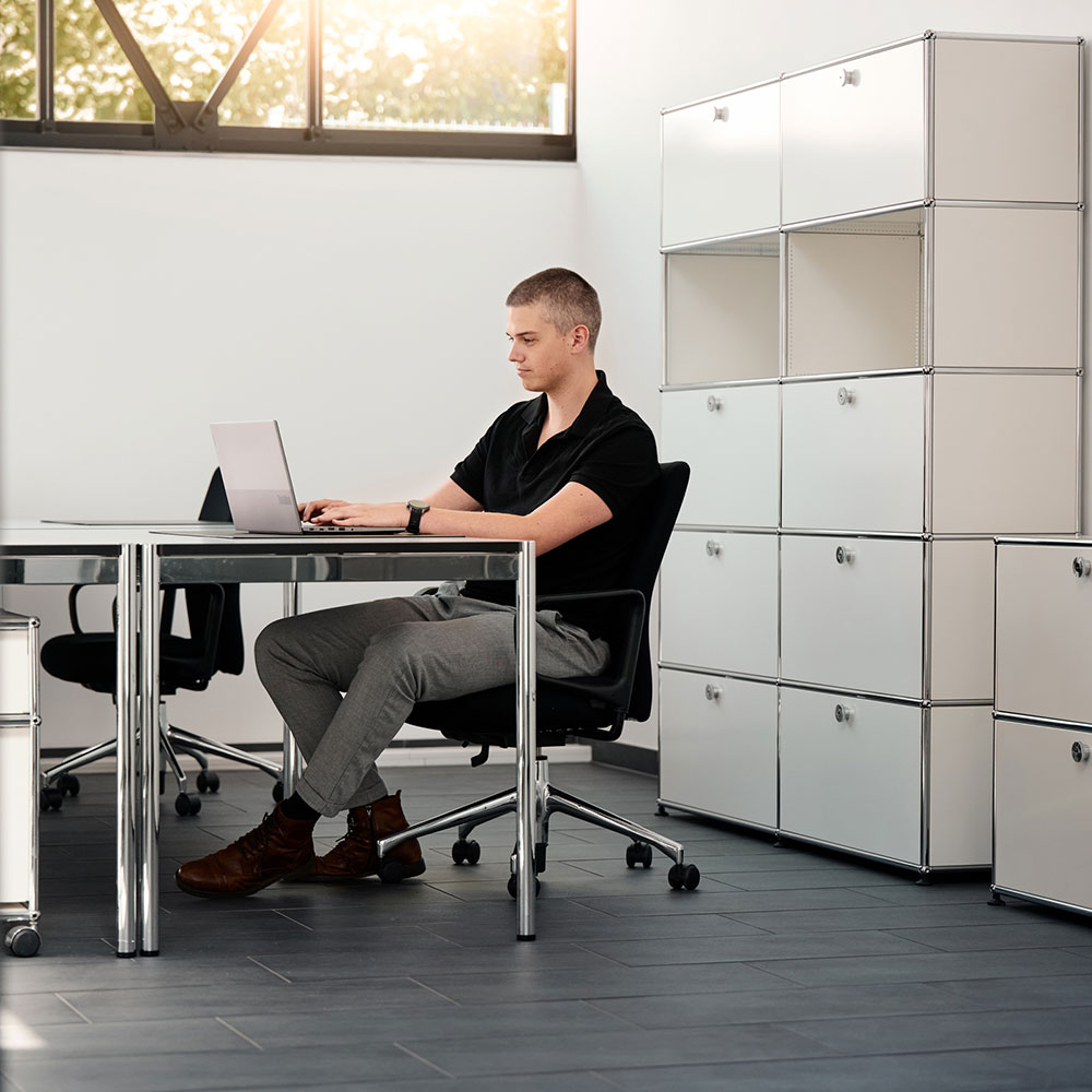 Coachingraum R02 im Ebbtron Solingen – ruhiger, lichtdurchfluteter Raum für vertrauliche Gespräche, Coachings und Beratungssituationen.