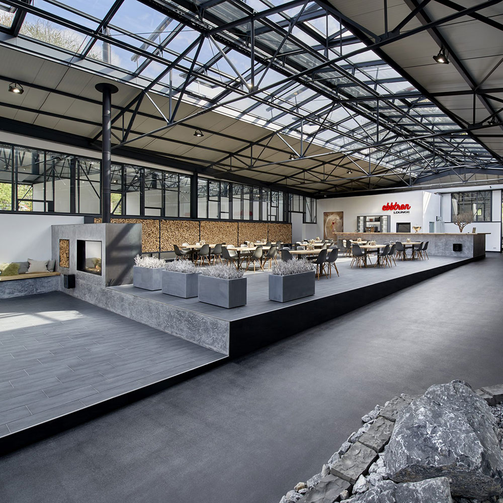 Eventloft im Ebbtron Solingen mit offener Architektur, Kaminbereich und modernen Sitzbereichen – ideale Eventlocation für Firmenevents, Feiern und Business-Veranstaltungen.