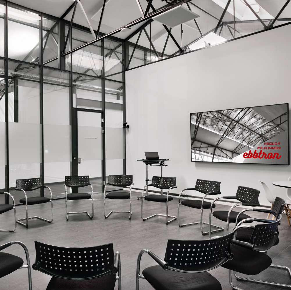 Schulungsraum R09 im Ebbtron Solingen – moderner Raum mit Hybridtechnik, Beamer und flexibler Bestuhlung für Trainings, Präsentationen und hybride Meetings.