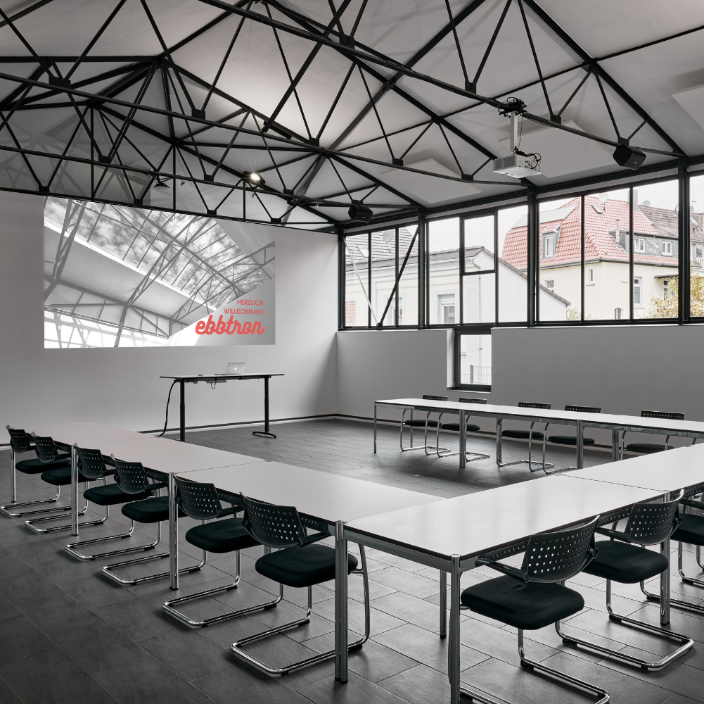 Seminarraum R01 im Ebbtron Solingen – heller Raum mit flexibler Bestuhlung, ideal für Schulungen, Workshops und Seminare mit moderner Ausstattung.