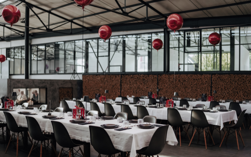 Festlich eingedeckte Tische im Ebbtron Atrium, Eventlocation in Solingen