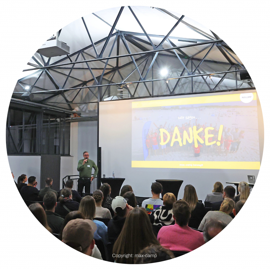 Business-Event im Ebbtron Solingen mit Vortrag, großer Leinwand und Publikum – moderne Eventlocation für Firmenevents, Präsentationen und Networking.