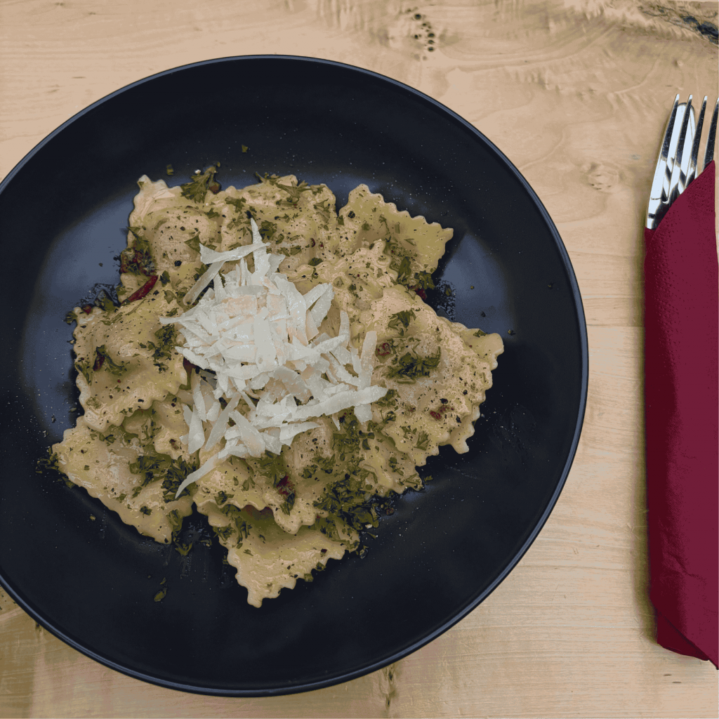 Gemeinsames Mittagessen im ebbtron Business Center: Pasta mit Parmesan als Teil von Elzas zweiwöchigem Praktikum in Solingen