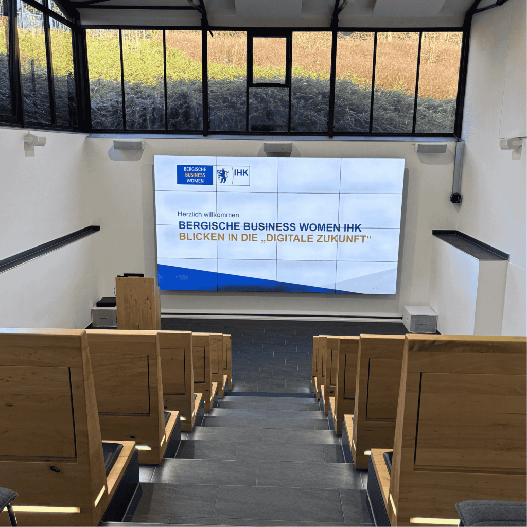Auditorium im ebbtron Business Center Solingen mit Präsentation „Digitale Zukunft“ der Bergischen Business Women IHK