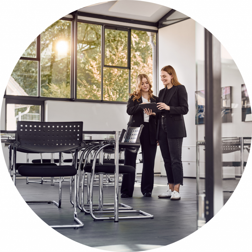 Zwei Mitarbeitende des Ebbtron besprechen gemeinsam die letzten Details einer Veranstaltung und bereiten die technische Betreuung für einen reibungslosen Ablauf vor.